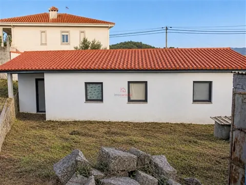 Moradia T2 Vendida em Fase de Acabamentos + Ruína para Restauro Total em Lordelo, Guimarães
