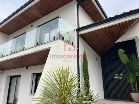 Moradia T3 de Luxo Próxima do Centro de Vila das Aves