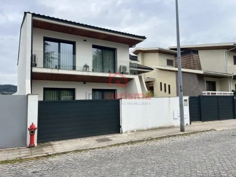 Moradia T3 de Luxo Próxima do Centro de Vila das Aves