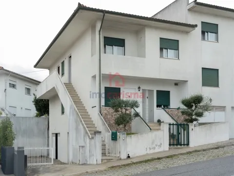 T2+1 Apartment Floor in Lordelo, Guimarães