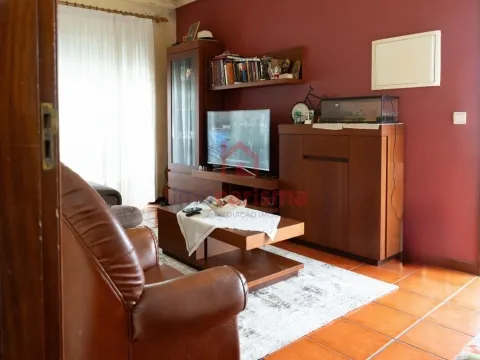T2+1 Apartment Floor in Lordelo, Guimarães