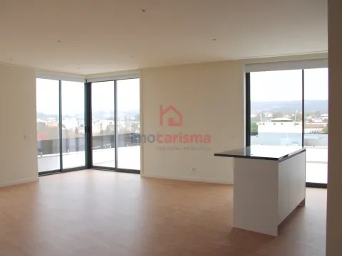 Apartamento T3 Novo, No Último Piso, Centro de Paços de Ferreira