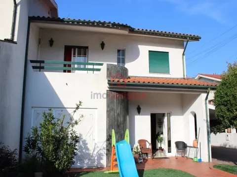 Individual T4 House in Gondar, Guimarães