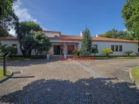 Moradia T4 de Luxo com Piscina Interior Aquecida em Vila das Aves, Santo Tirso