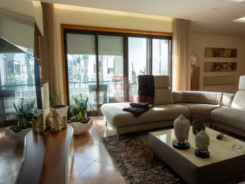 Apartamento T4 transformado em T3 no centro de Vila das Aves, Santo Tirso