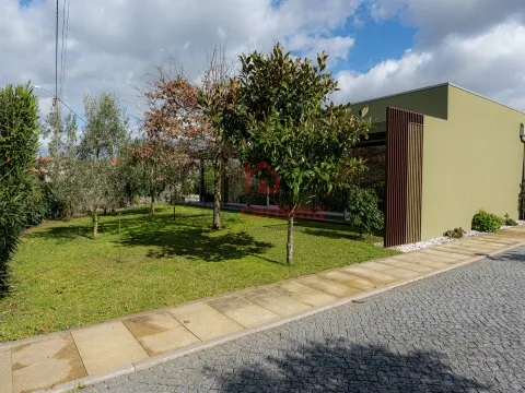 Moradia Térrea T2+1 Semi Nova com Piscina em Roriz, Santo Tirso