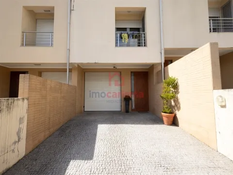 Moradia em Banda T3 em Vila das Aves, Santo Tirso