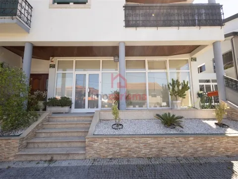 Moradia T3 de Alto Potencial com Comércio e Rentabilidade em Carvalhosa, Paços de Ferreira 