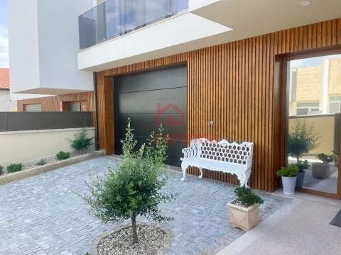 Moradia em Banda T3 de Luxo Totalmente Mobilada em Arões (São Romão), Fafe