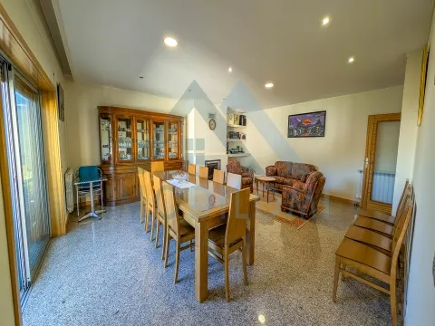 Apartamento T5 em Lordelo