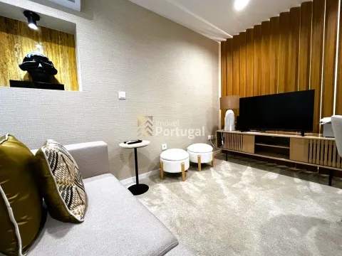 Arrenda Sofisticado Studio de Luxo Decorado, Equipado, Mobilado c/ Serviços e Faxinas