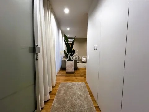 Arrenda Sofisticado Studio de Luxo Decorado, Equipado, Mobilado c/ Serviços e Faxinas