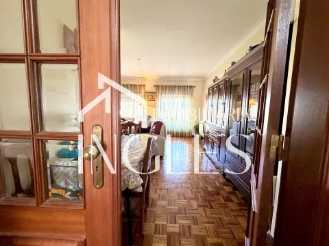 Apartamento T4 com garagem fechada, Santarém