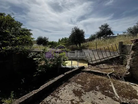 Moradia T2 com Terreno de 3.040m² e Vista Campo na Zona de Escalos de Cima e Lousa