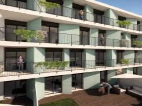 1-Zimmer-Wohnung mit Balkon und Parkplatz in einem Gebäude mit Garten.