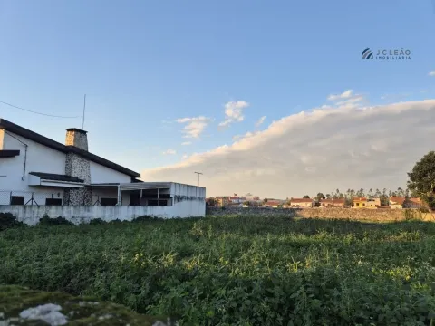 Terreno Urbano para construção de Moradia de 3 frentes em Paiço - Lavra