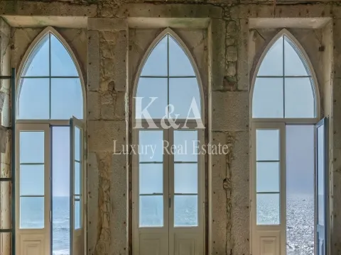 Building for renovation, on the first seafront line, in Foz.