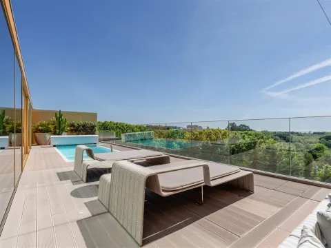 Penthouse T4 na Foz, com piscina e vistas para o Parque da Cidade e mar.