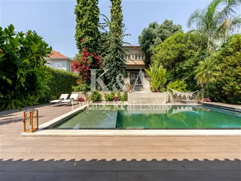 Moradia V4 de 4 frentes, na Foz, inserida num lote de 809 m²