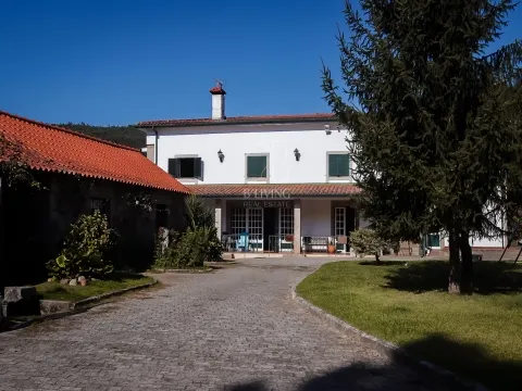 Moradia isolada T4 para venda em Vila Verde com amplo terreno