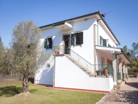 Moradia isolada T4 para venda em Vila Verde com amplo terreno