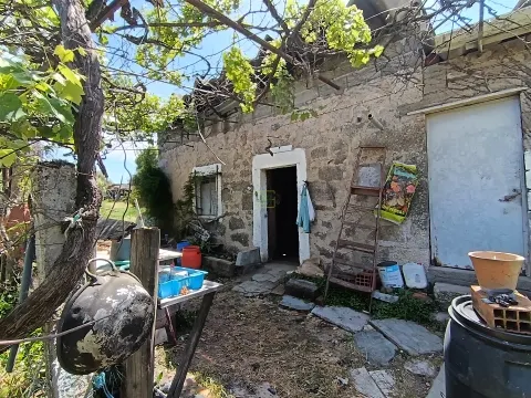 Quintinha com 3500m2 situada na entrada de Penamacor.