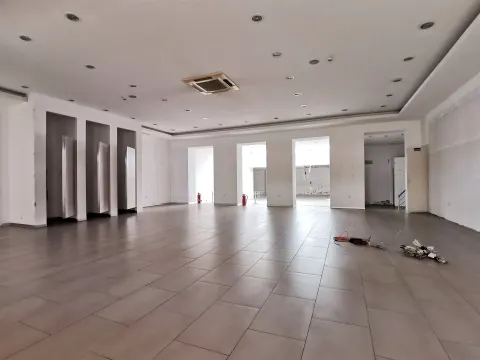 Espaço comercial à venda na Avenida 1º de Maio