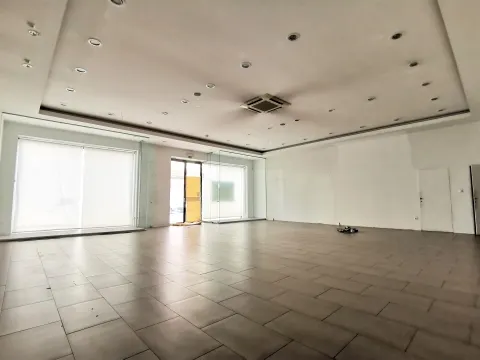 Espaço comercial à venda em plena Avenida 1º de Maio