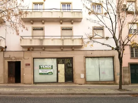 Espaço comercial à venda em plena Avenida 1º de Maio