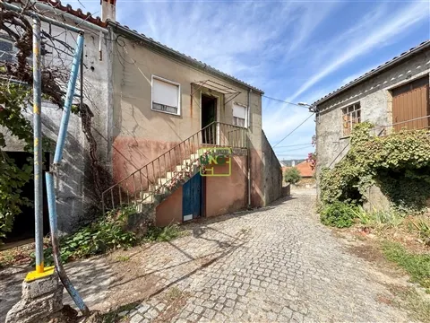Casa na Aldeia com Logradouro — Um Projeto para Dar Nova Vida