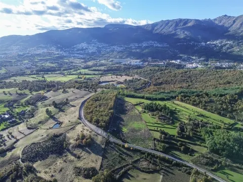 Quinta Vedada com Abundância de Água, Castanheiros e Casa para Recuperar —