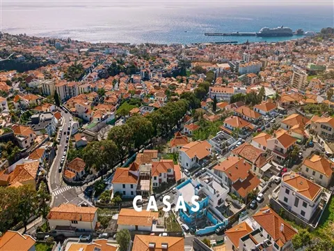 Moradia Contemporânea T3 com Vista Mar, Jardim e 2 Estacionamentos | Funchal