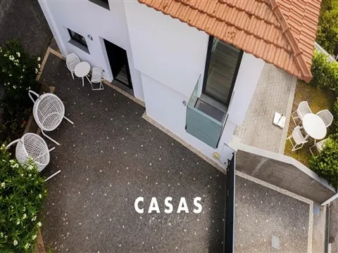 Moradia Contemporânea T3 com Vista Mar, Jardim e 2 Estacionamentos | Funchal