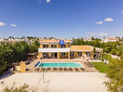 Moradia Excepcional com 6 quartos e piscina aquecida