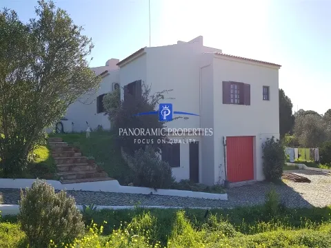 Excepcional moradia de 2 pisos independentes, implantada em terreno arborizado e vinhateiro.