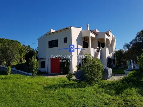 Excepcional moradia de 2 pisos independentes, implantada em terreno arborizado e vinhateiro.