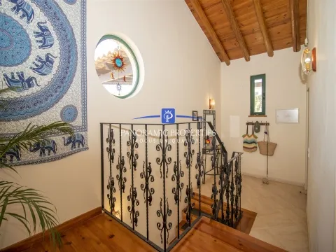  EXCLUSIVO!  Elegante moradia de 3 quartos com piscina e vistas panorâmicas