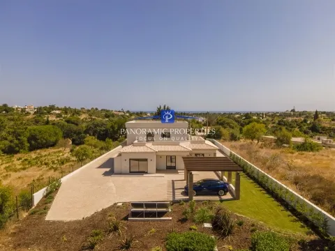 Excelente Moradia T4 com Piscina de Água Salgada Aquecida e Vista Mar