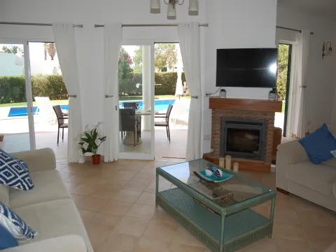 Exceptional 4-bedroom villa with sea views