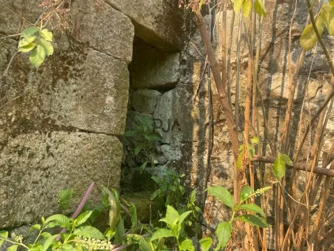 Moradia em granito para reconstruir em Mangualde