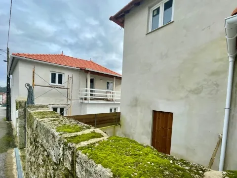 Moradia T3 + 2 apartamentos T2 em Campo de Besteiros, Tondela