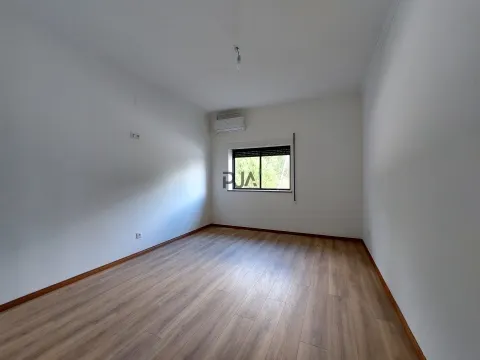 Andar moradia T4 para arrendamento em Mangualde