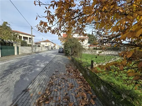 Terreno com viabilidade construtiva em Lamas, Ferreira de Aves.