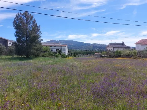 Terreno com viabilidade de construção em Vila Cortês
