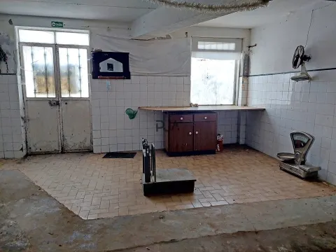 Moradia T4 para remodelar em Routar, Torredeita