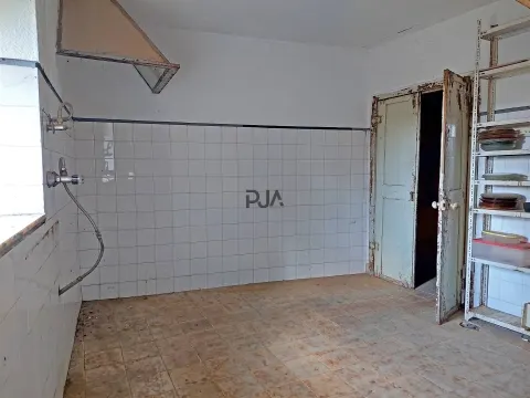 Moradia T4 para remodelar em Routar, Torredeita