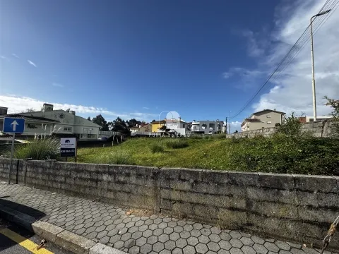 Oportunidade Única em Perosinho — 2 Lotes para Construção de Moradias Geminadas 