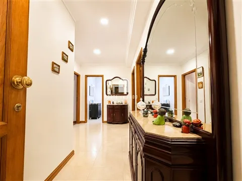 Apartamento T2 em Perosinho à Venda | Garagem, Elevador e Lareira