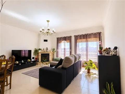 Apartamento T2 em Perosinho à Venda | Garagem, Elevador e Lareira