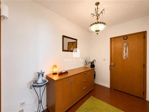 Apartamento T2 em Vila D’Este à Venda | Metro, Elevador e Arrumos